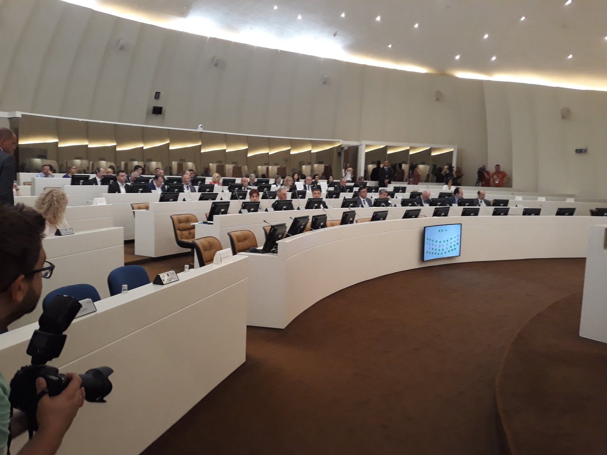 D9AgJw6XUAAPD6J.jpg large