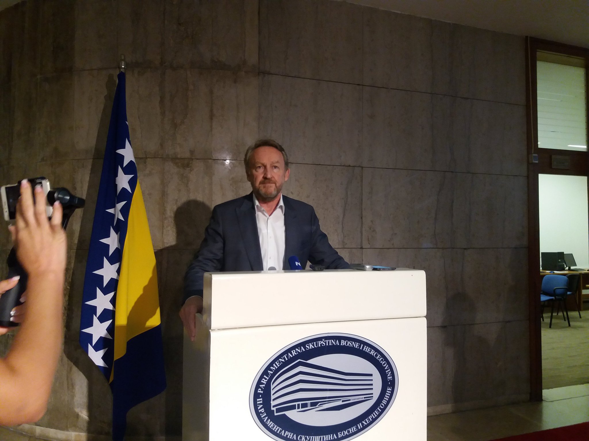 D9k6HcIWsAAEU-G.jpg large