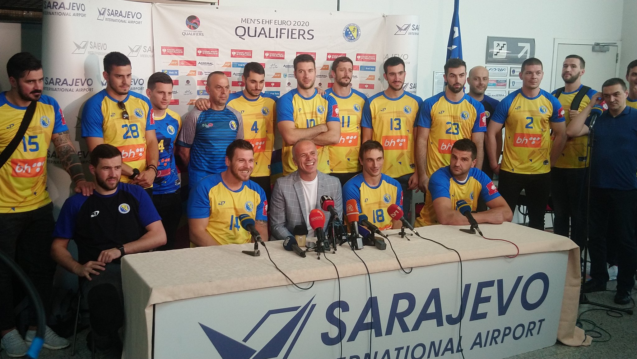 D9RBwU7WsAARR6_.jpg large