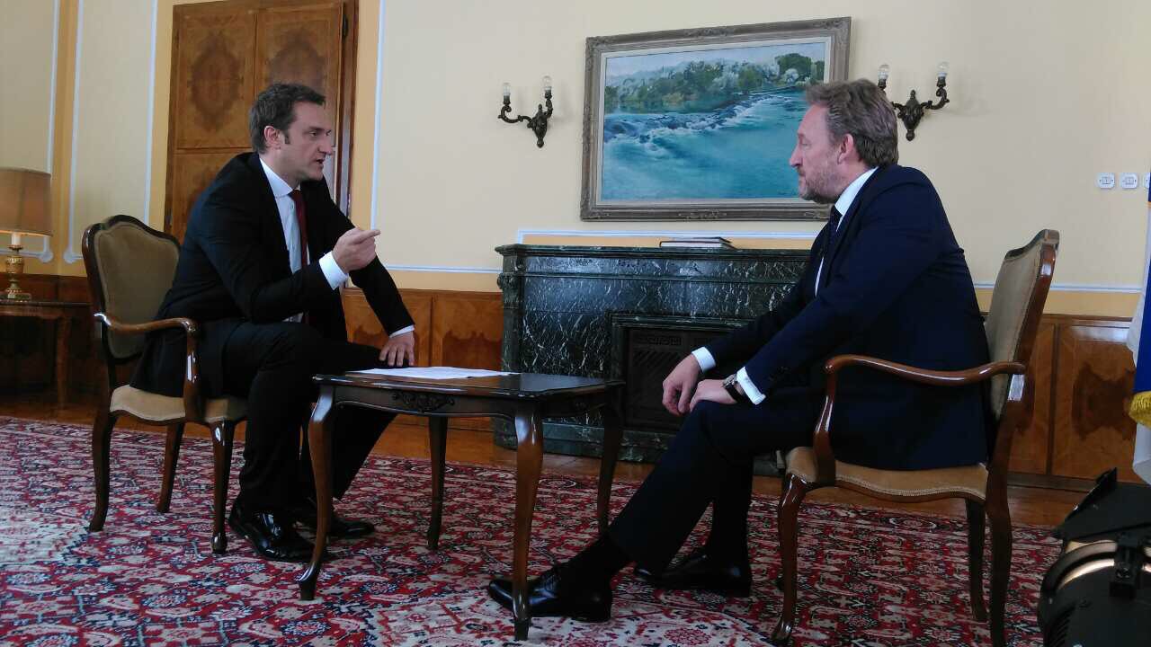 DACLzSCXYAAE-XG.jpg large