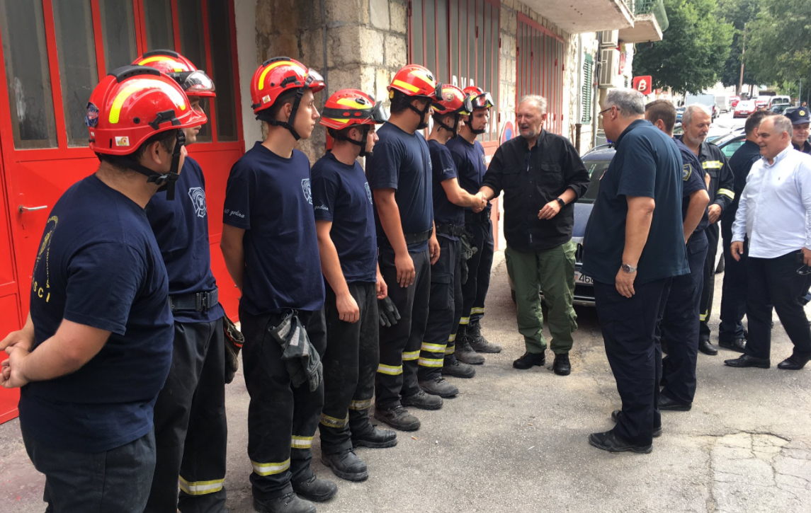 Davor Božinović s vatrogascima