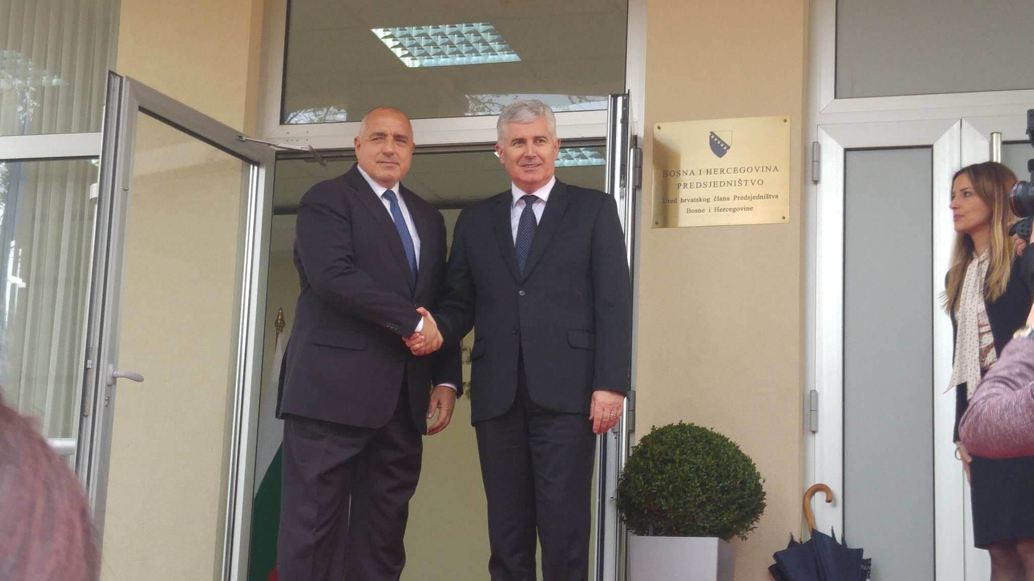 DaWhFDAW0AEzei0.jpg large