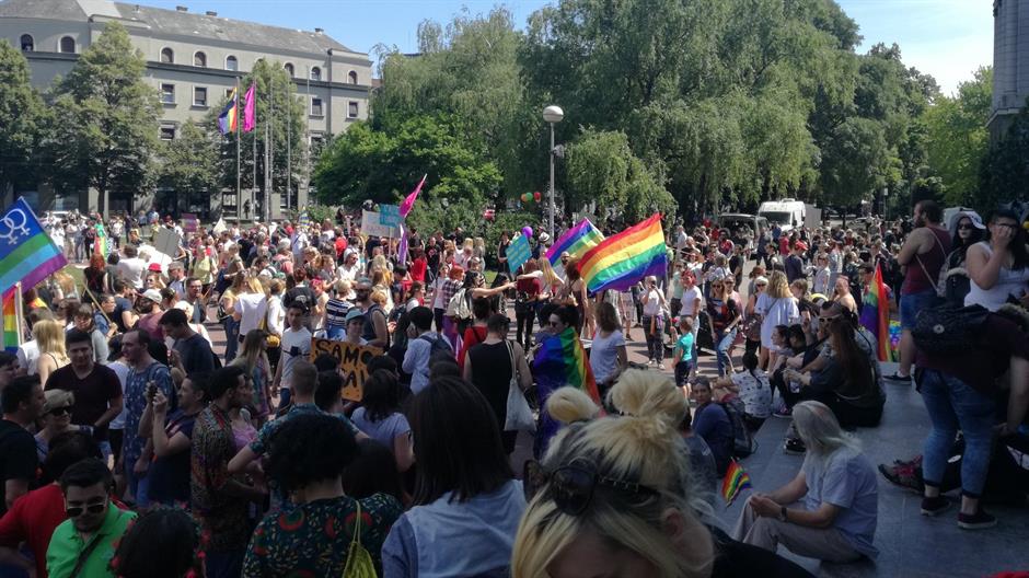 DB9lllAXYAIHd1Q.jpg-large