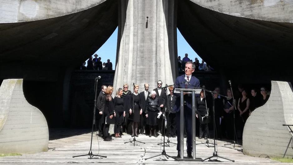 DbTJTyqWAAA_j8X.jpg large