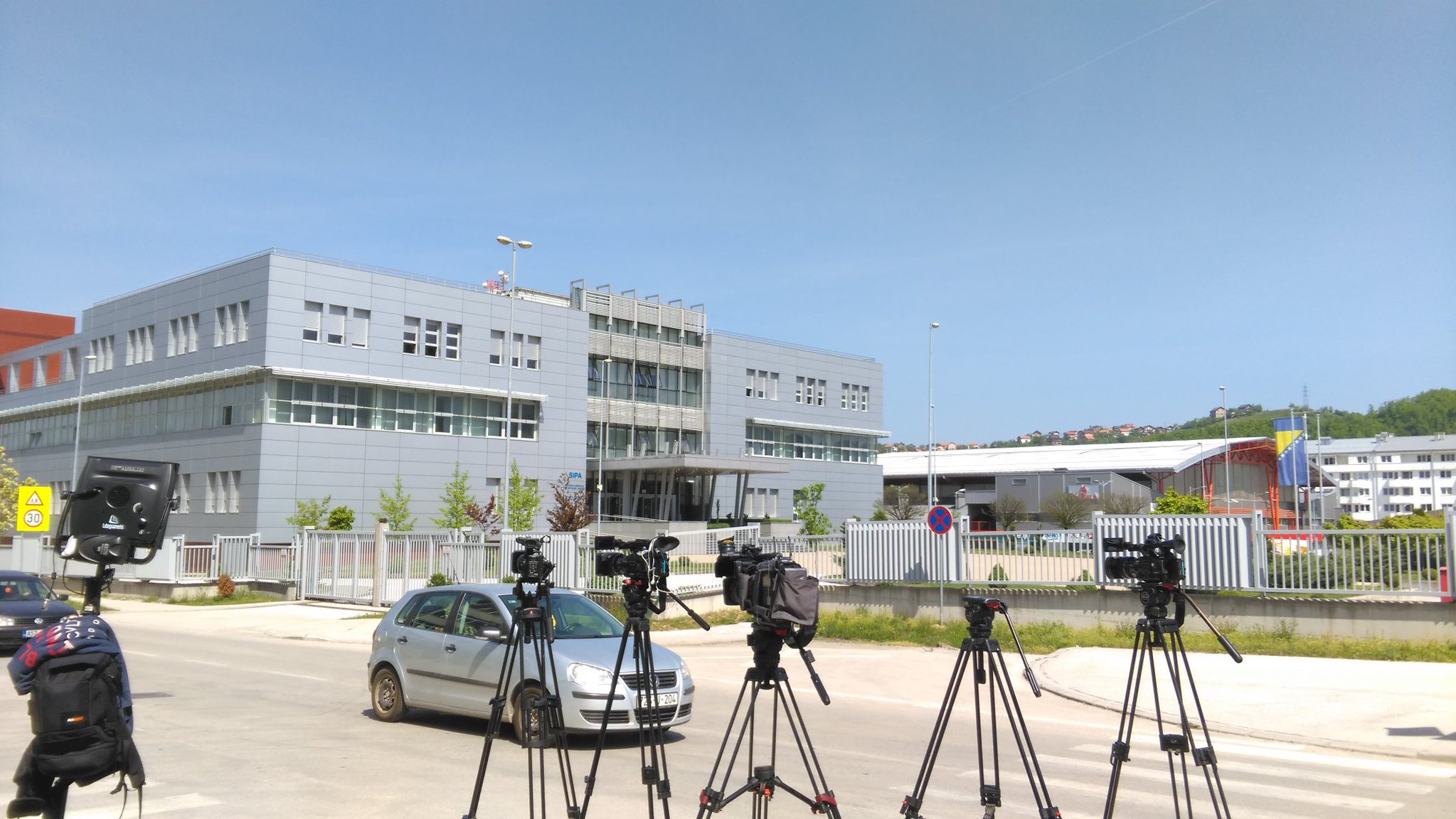 Dbx1J78WsAESUgY.jpg large