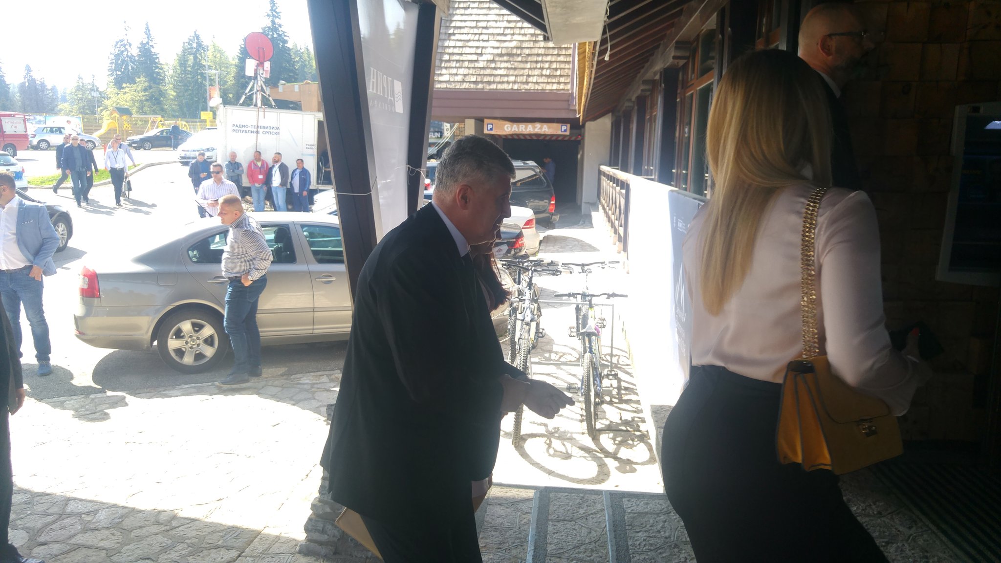 DcQcjwKW4AAXk08.jpg large