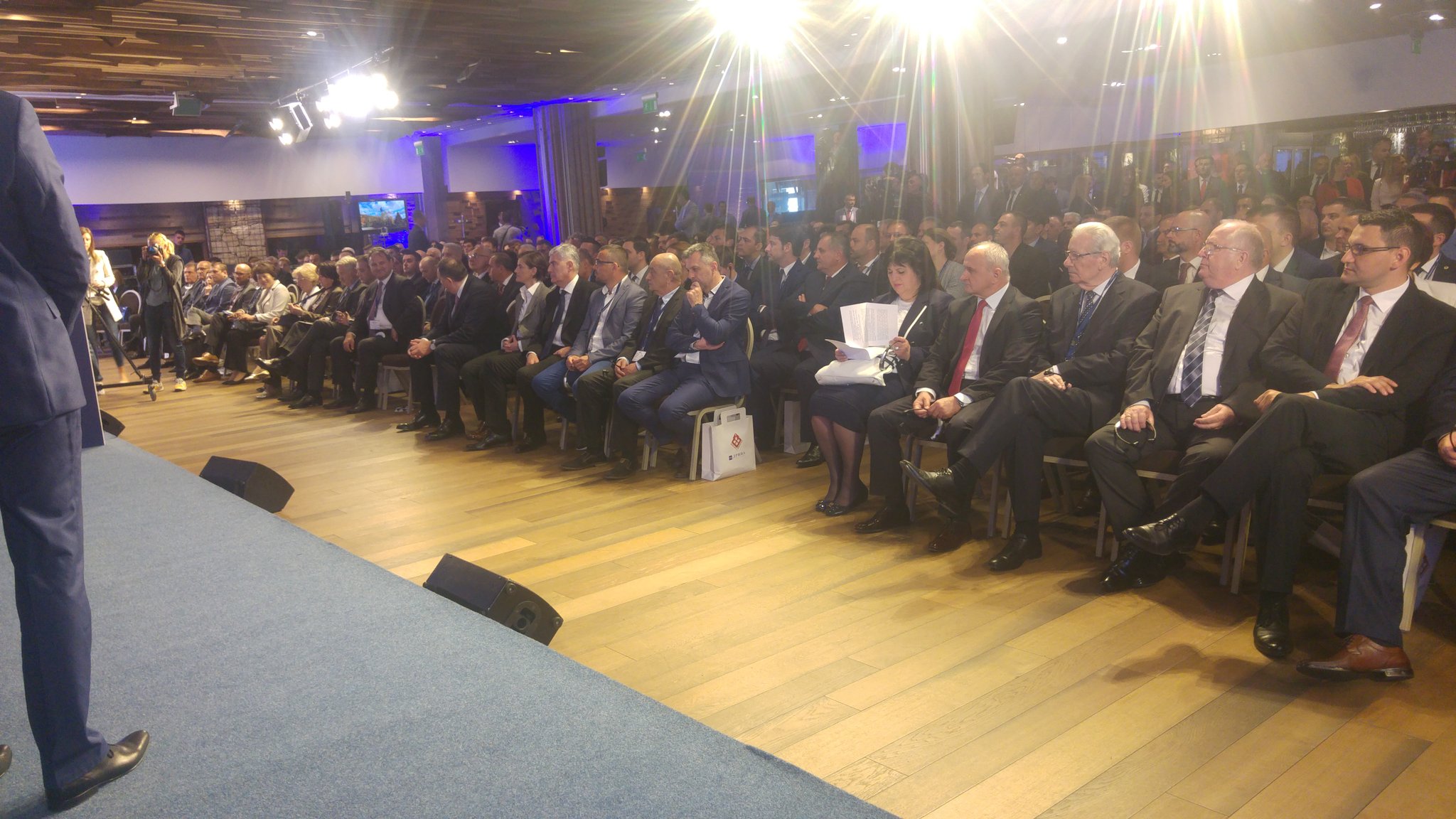 DcQg7JbX4AAHqsQ.jpg large