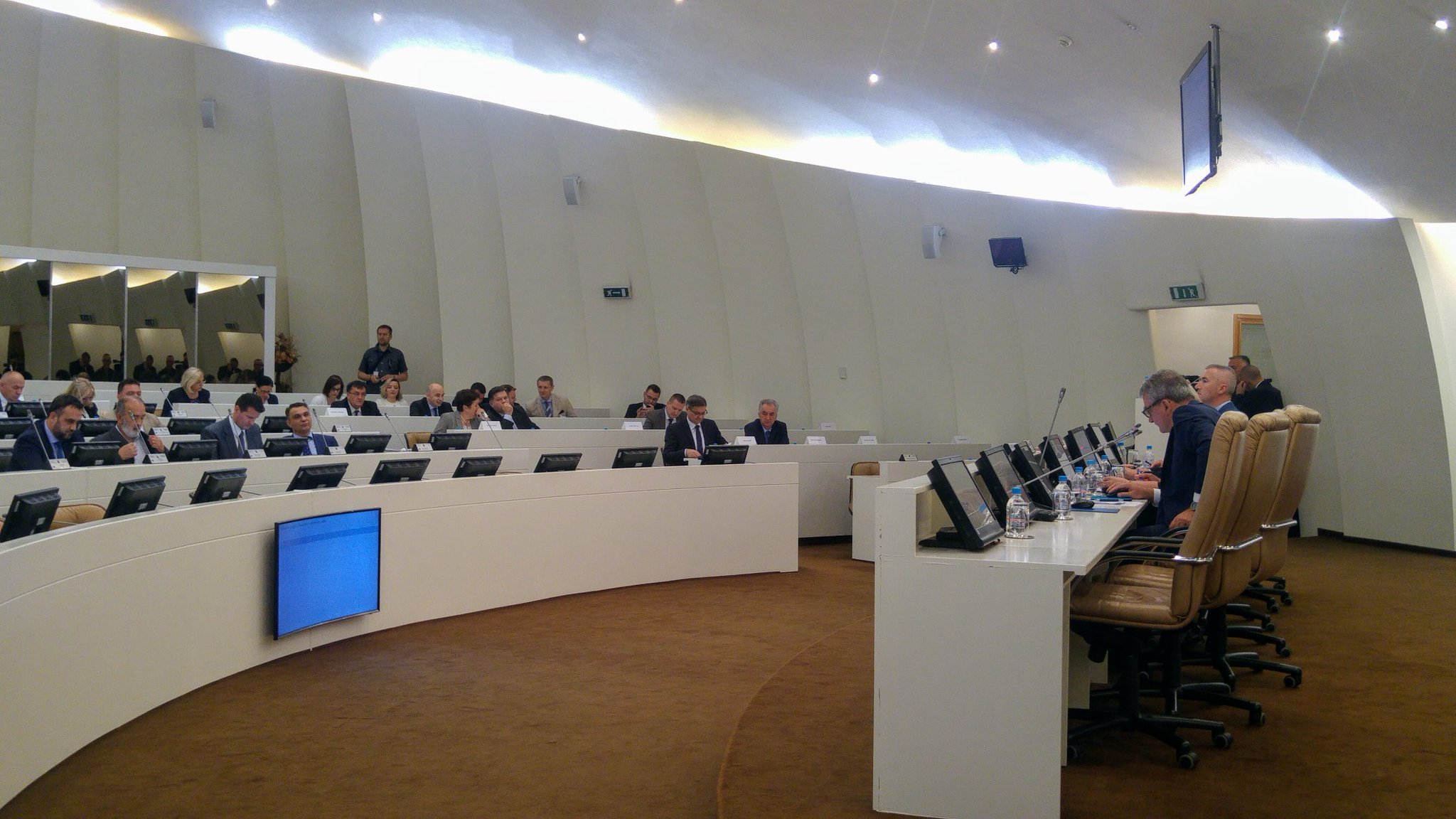 DCSDE4HXgAACwSi.jpg large