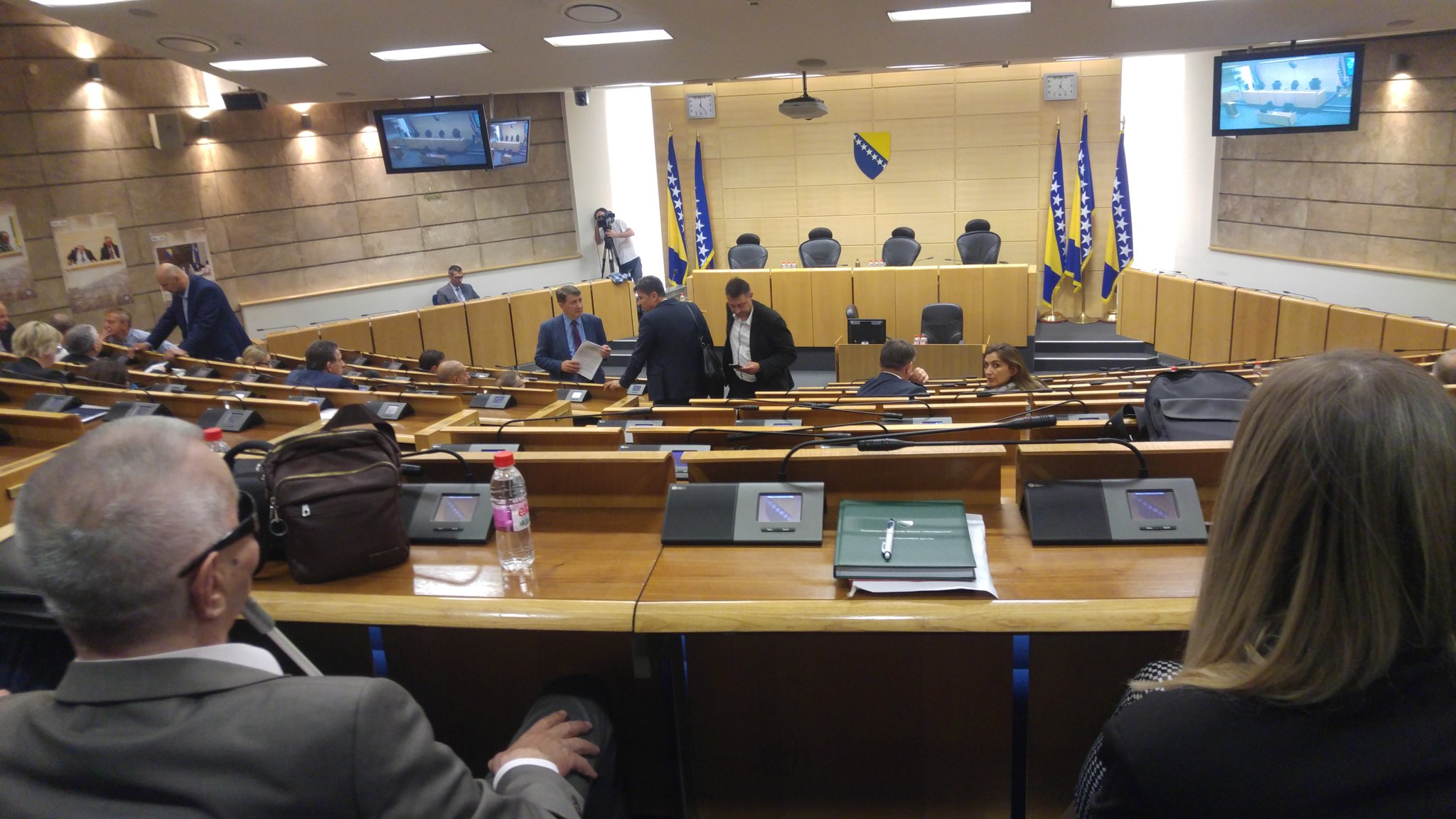 Dd3-nkrU0AYyPTw.jpg large