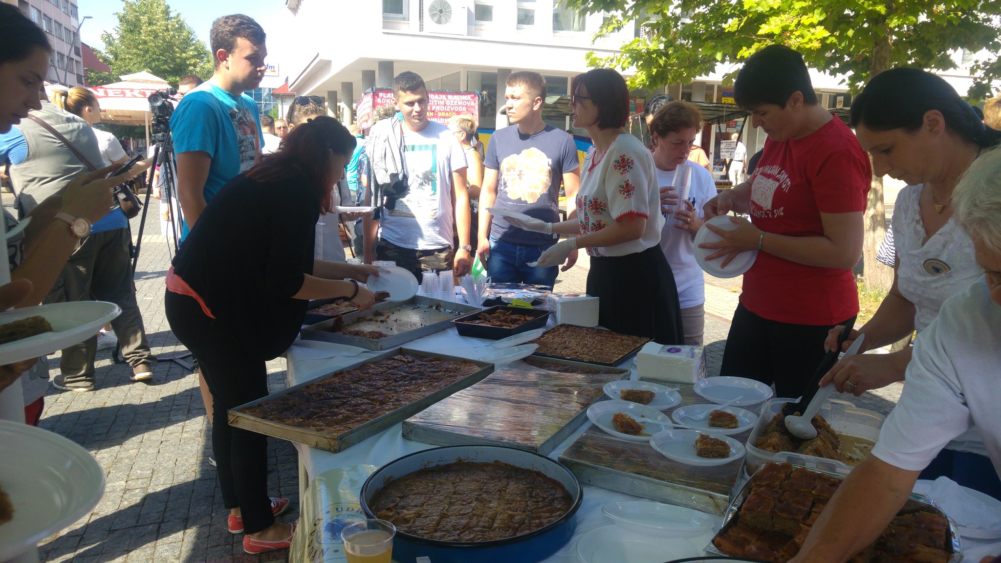 DDOvJ_RXcAE7vuL.jpg large