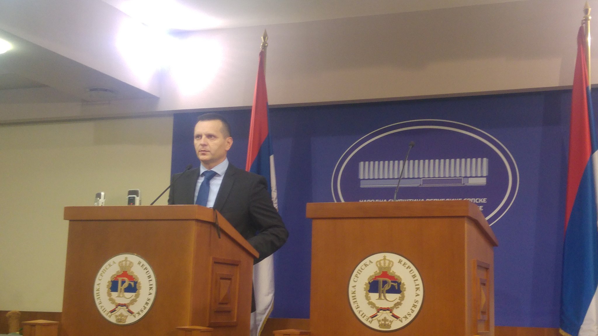 DdPpt6dWkAAZoco.jpg large