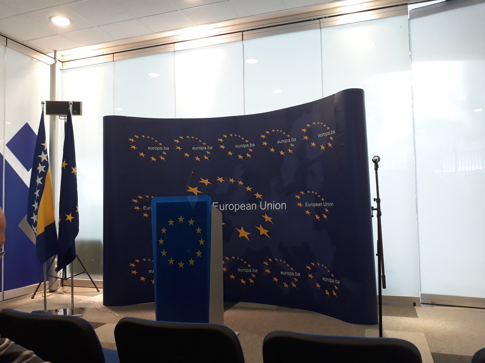 De6gooLX0AAax_t.jpg large