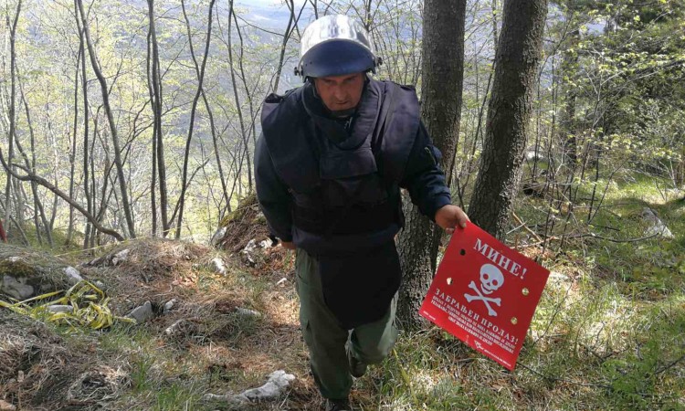 deminer uklanja oznake