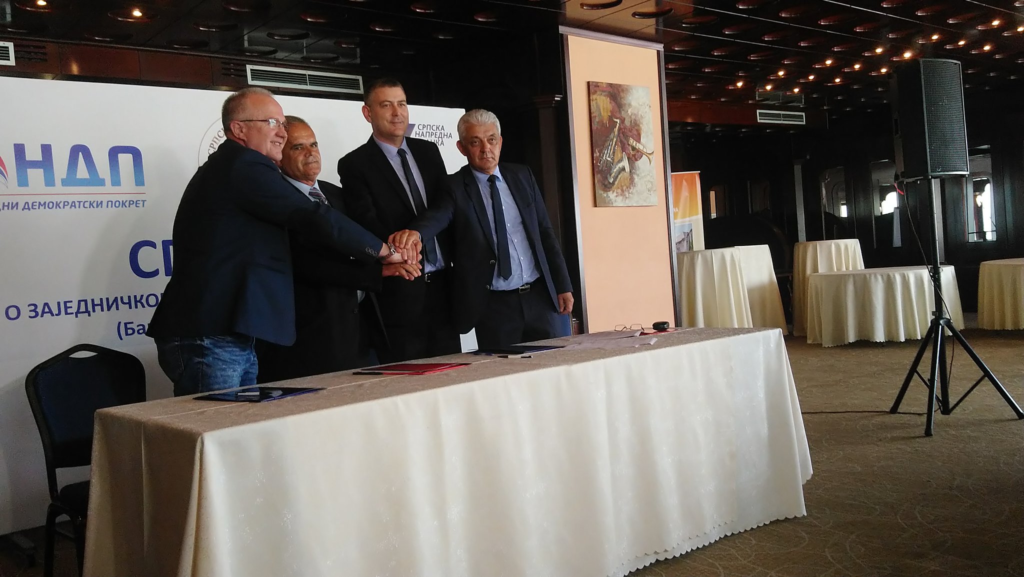 DemSQ64XUAUKAC6.jpg large