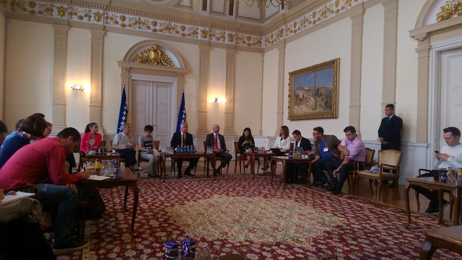 DFljdM7WAAAQXZI.jpg large