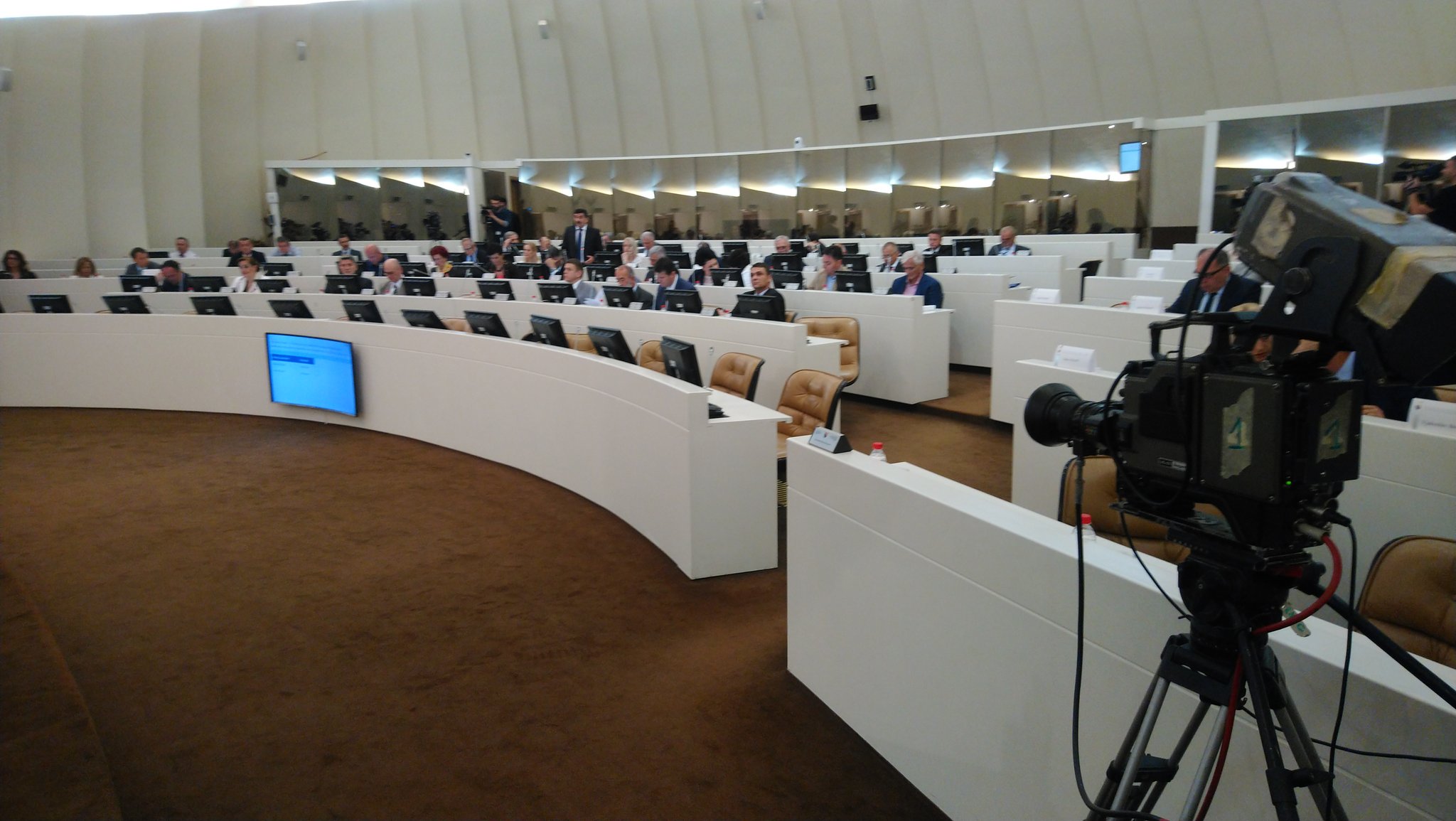 DgHu301W0AAIEju.jpg large