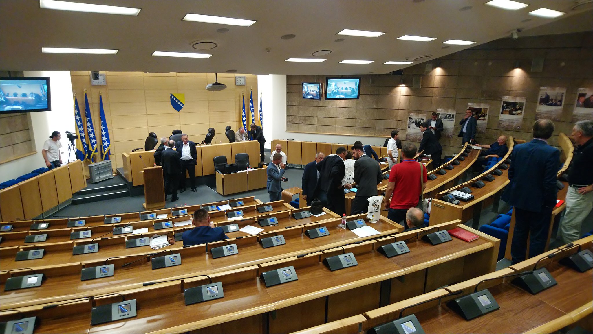 Did1hUqWAAA2h2g.jpg large