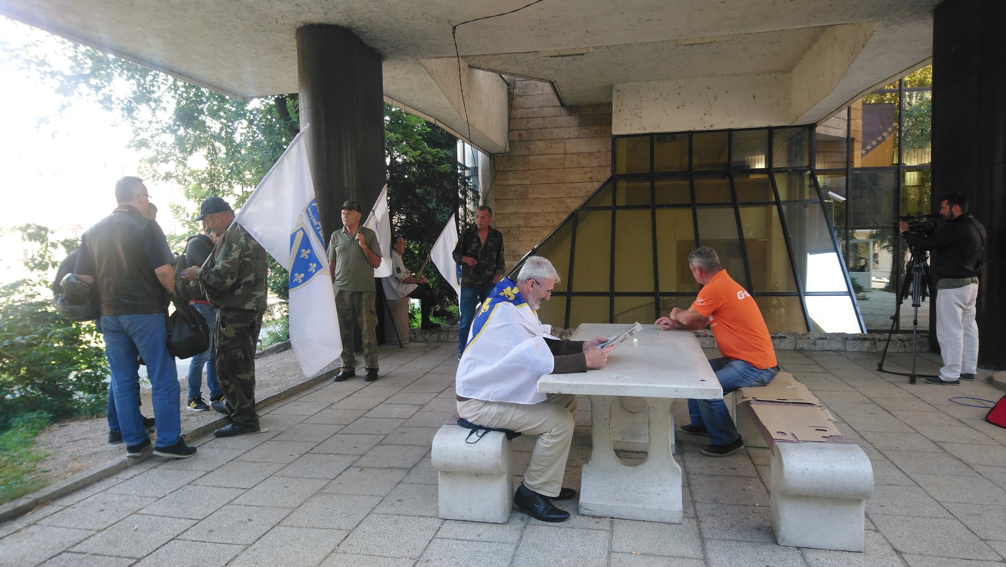 Dj5hn2UWwAAT8gc.jpg large