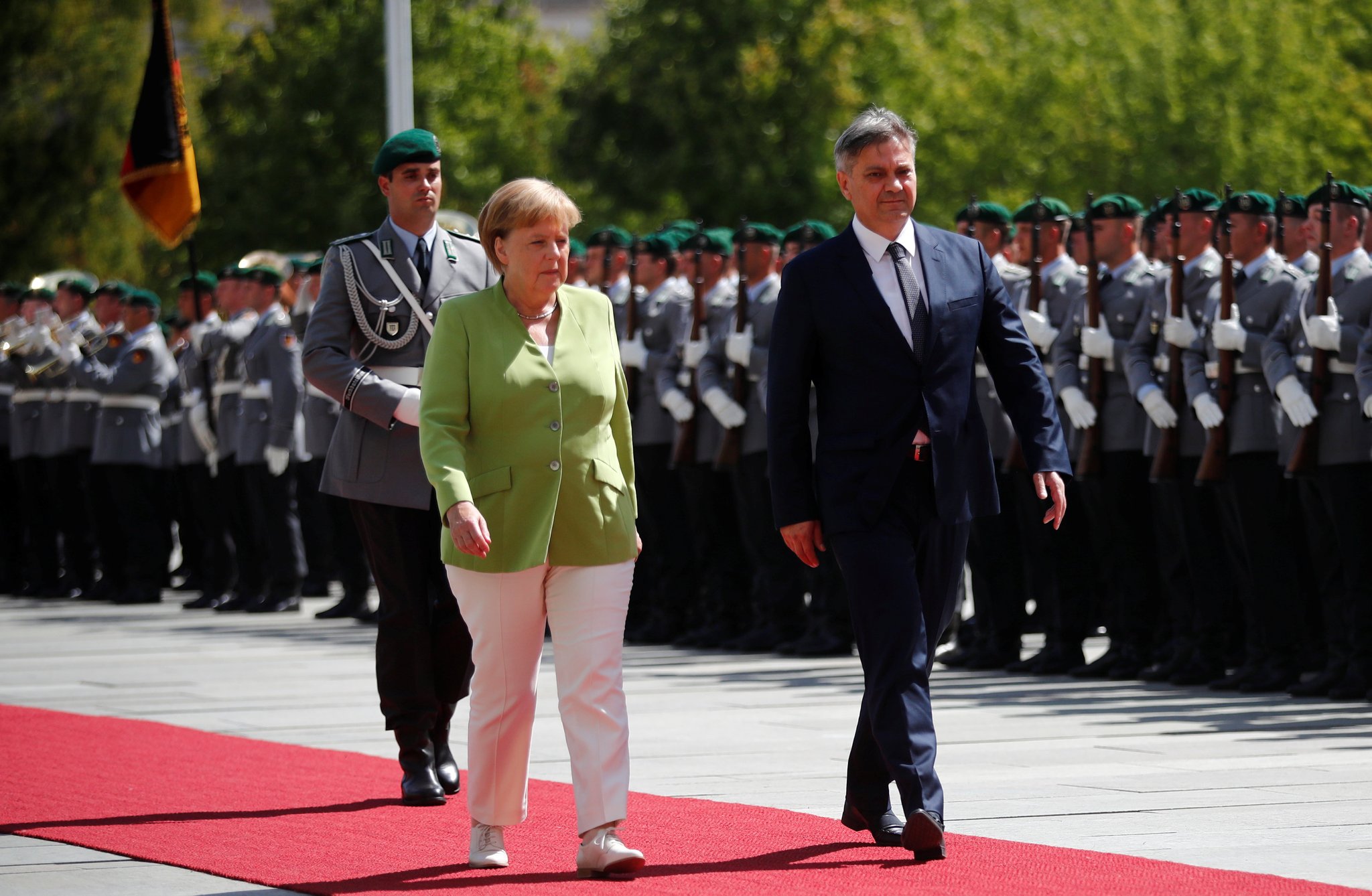 DkeWX6wW0AA8dNI.jpg large