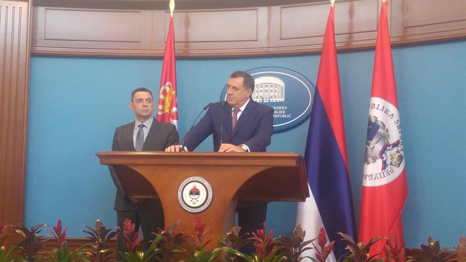 DKF5iyTXcAAnsm_.jpg large