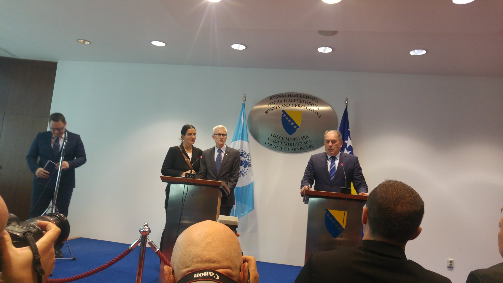 DMZ98kDWsAAzjjR.jpg large