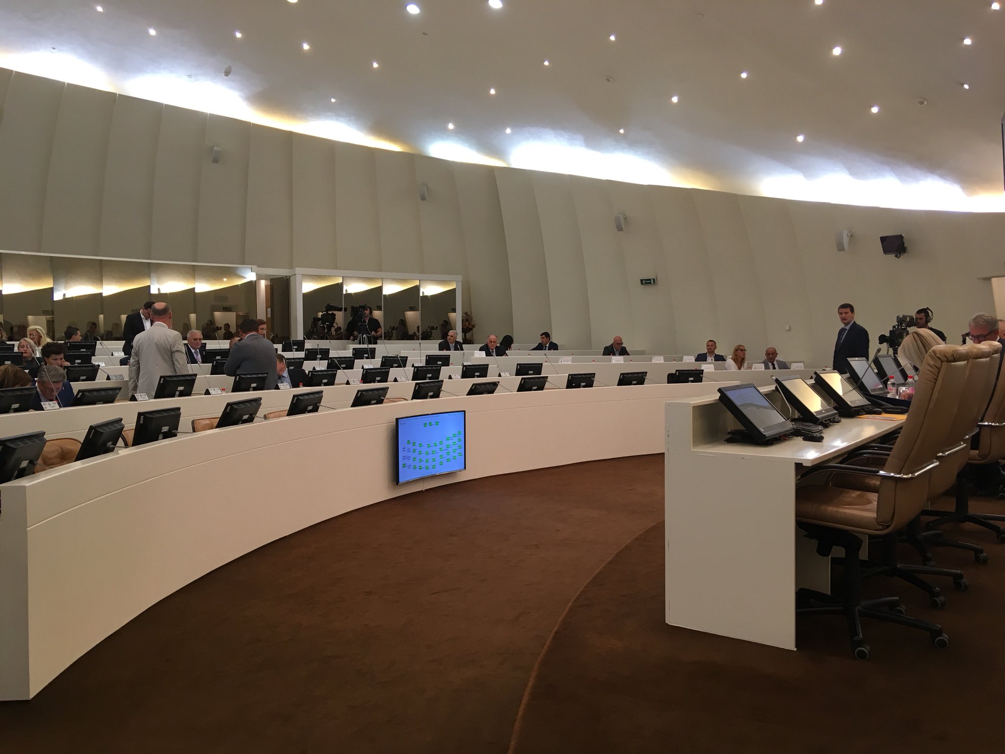 DnSe5s1W0AAQTKZ.jpg large