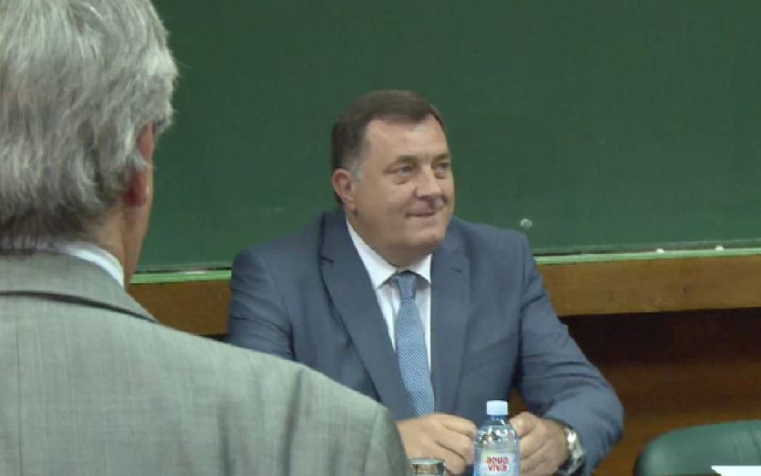 DODIK SE SMIJE