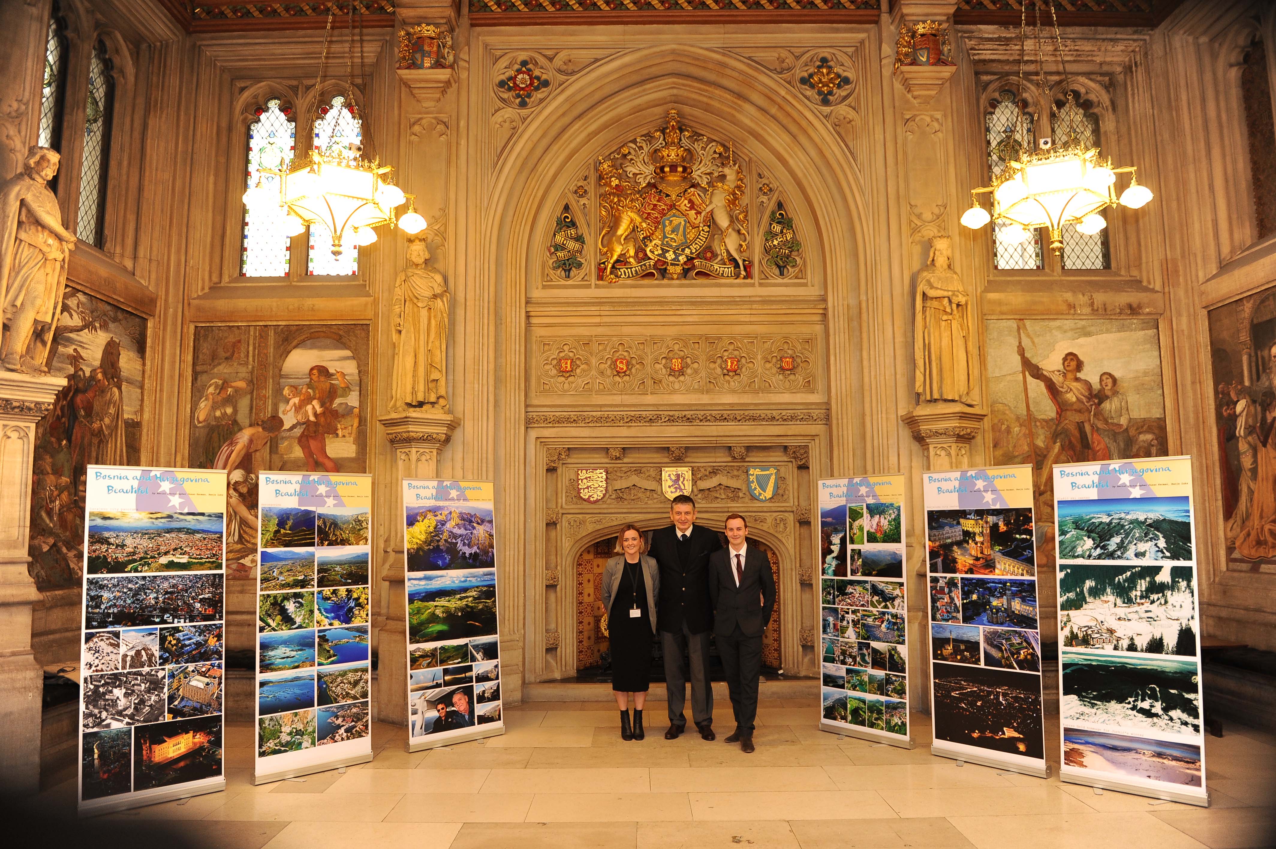 Domacini izlozbe sa ambasadorom Neskovicem