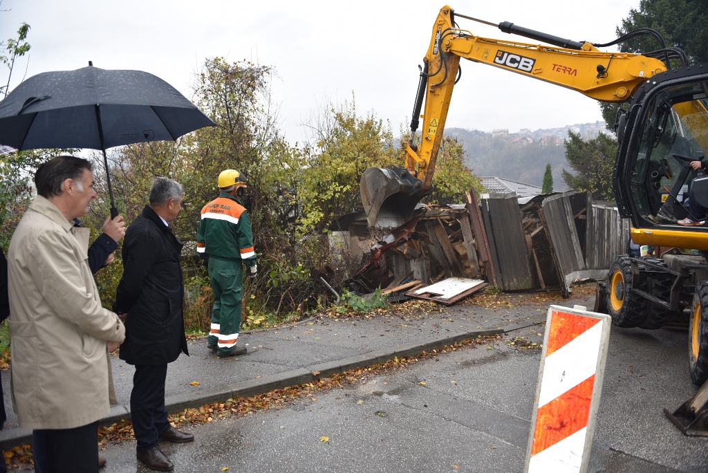 download-15735516043723184242884458794869uklanjanje objekta nasl