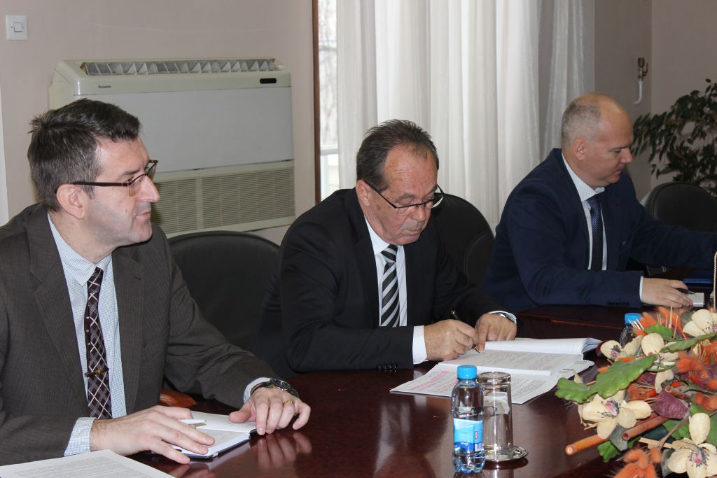 download-15784858020354390793337399544282080120_44