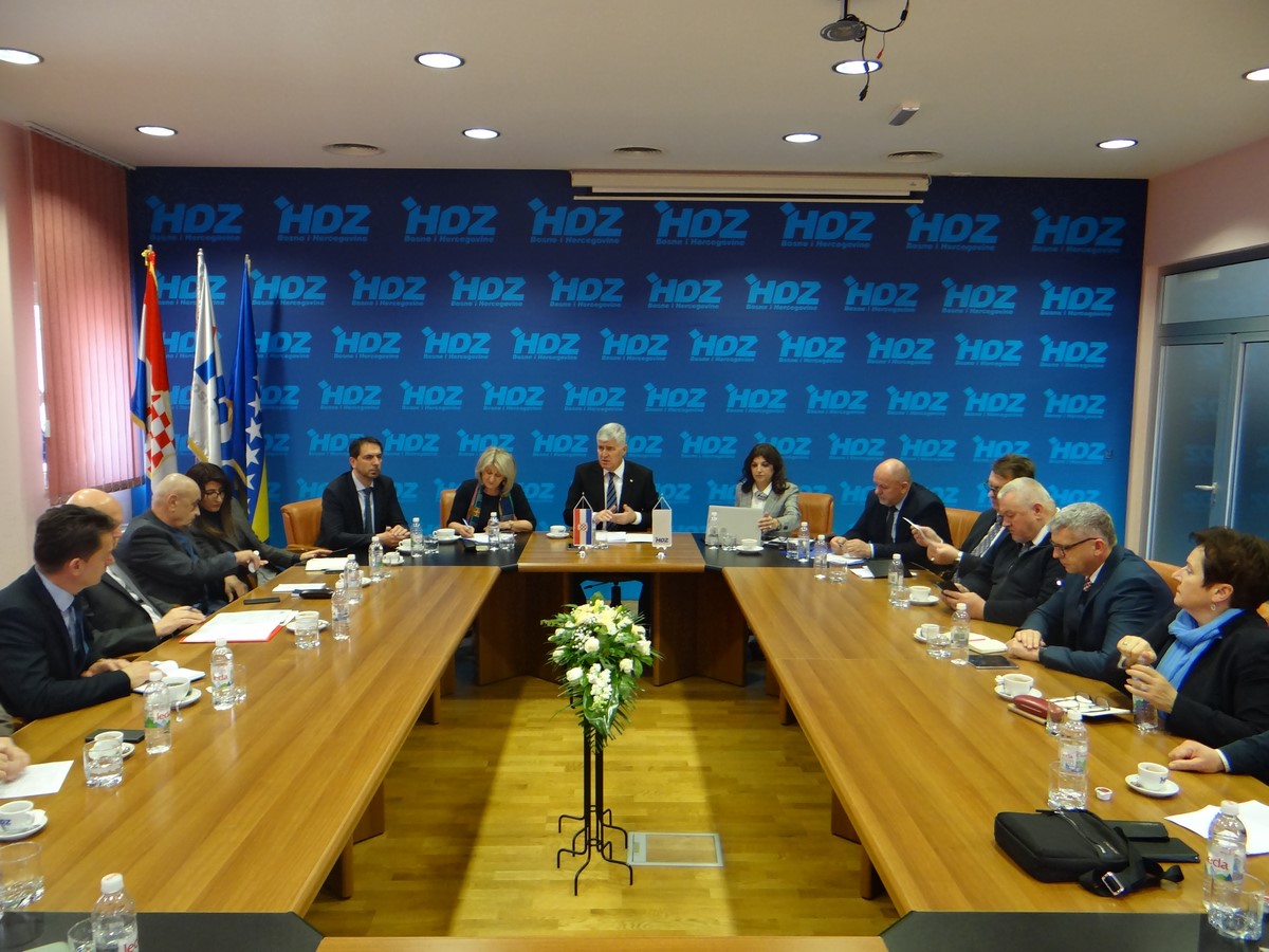 download-15831535990877709425773106380103DSC00501 (Copy)