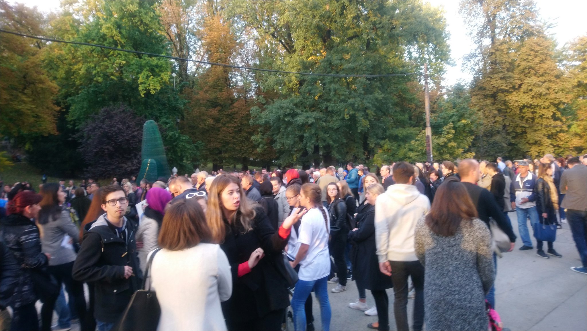 DowXaL_XoAAlIz4.jpg large