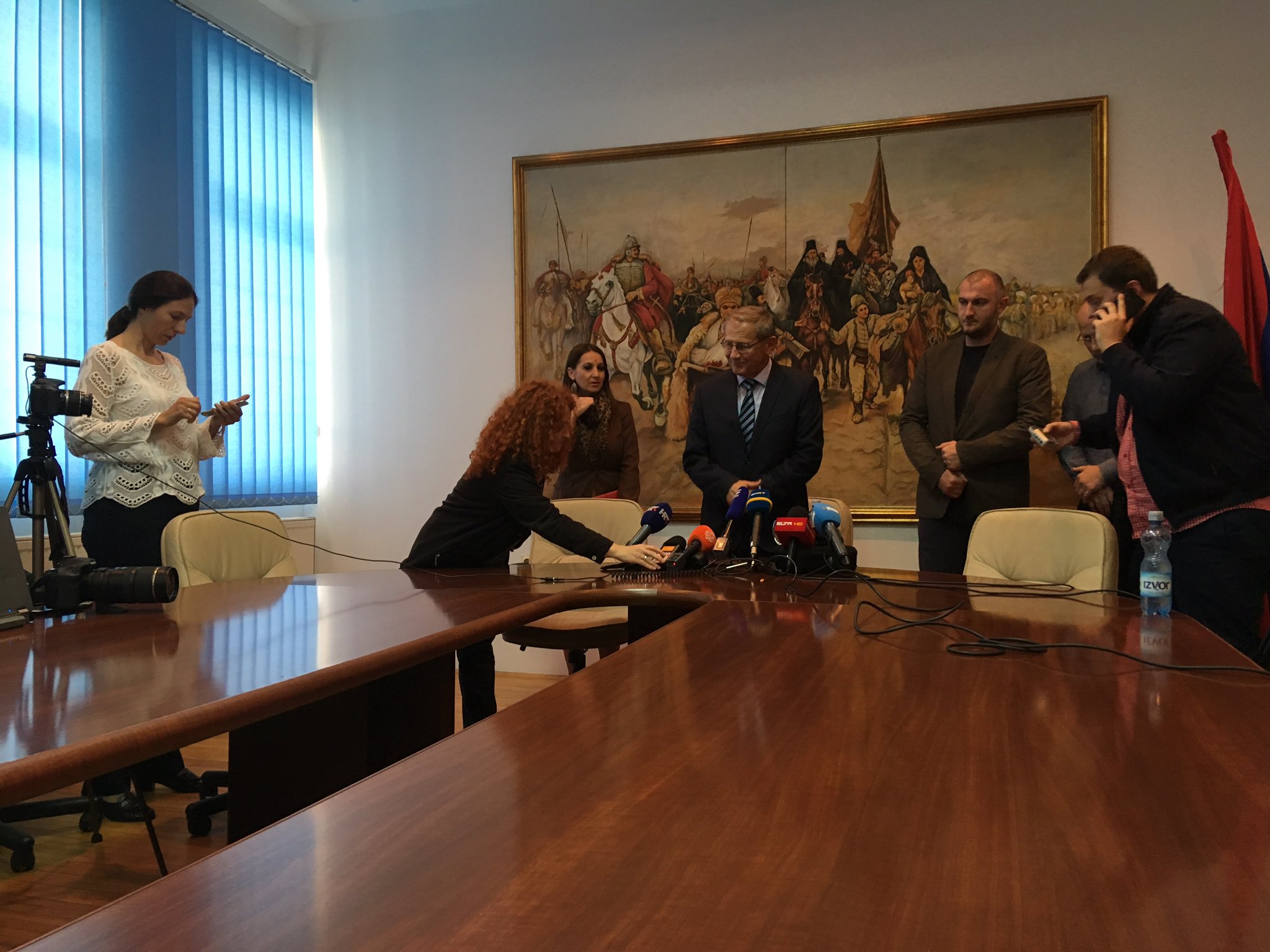 DpIkjtCXgAA1XzO.jpg large