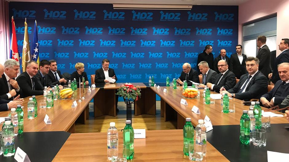 DQRLJW7X0AA2qTS.jpg large