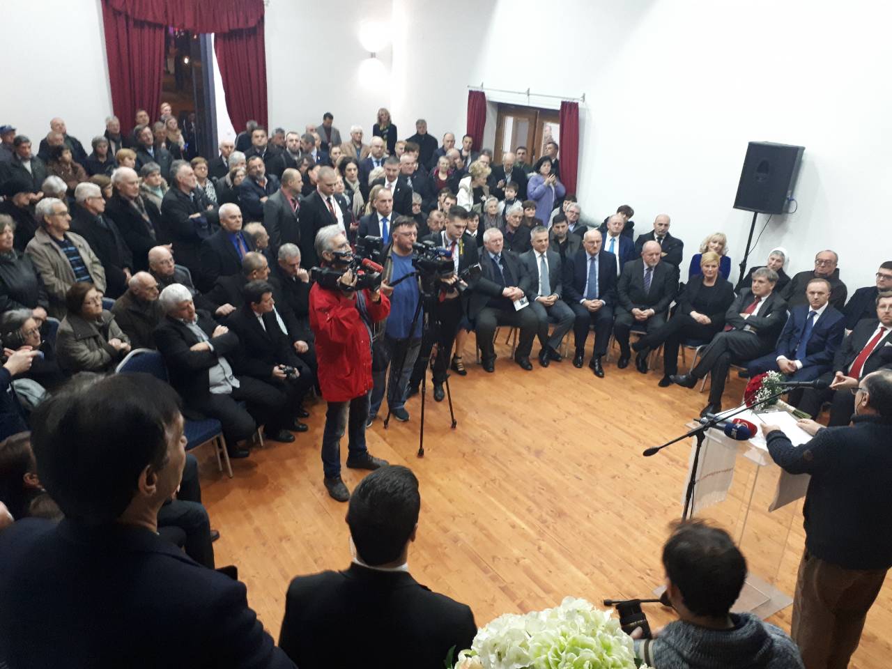 DT1sGcKWsAAhFS5.jpg large