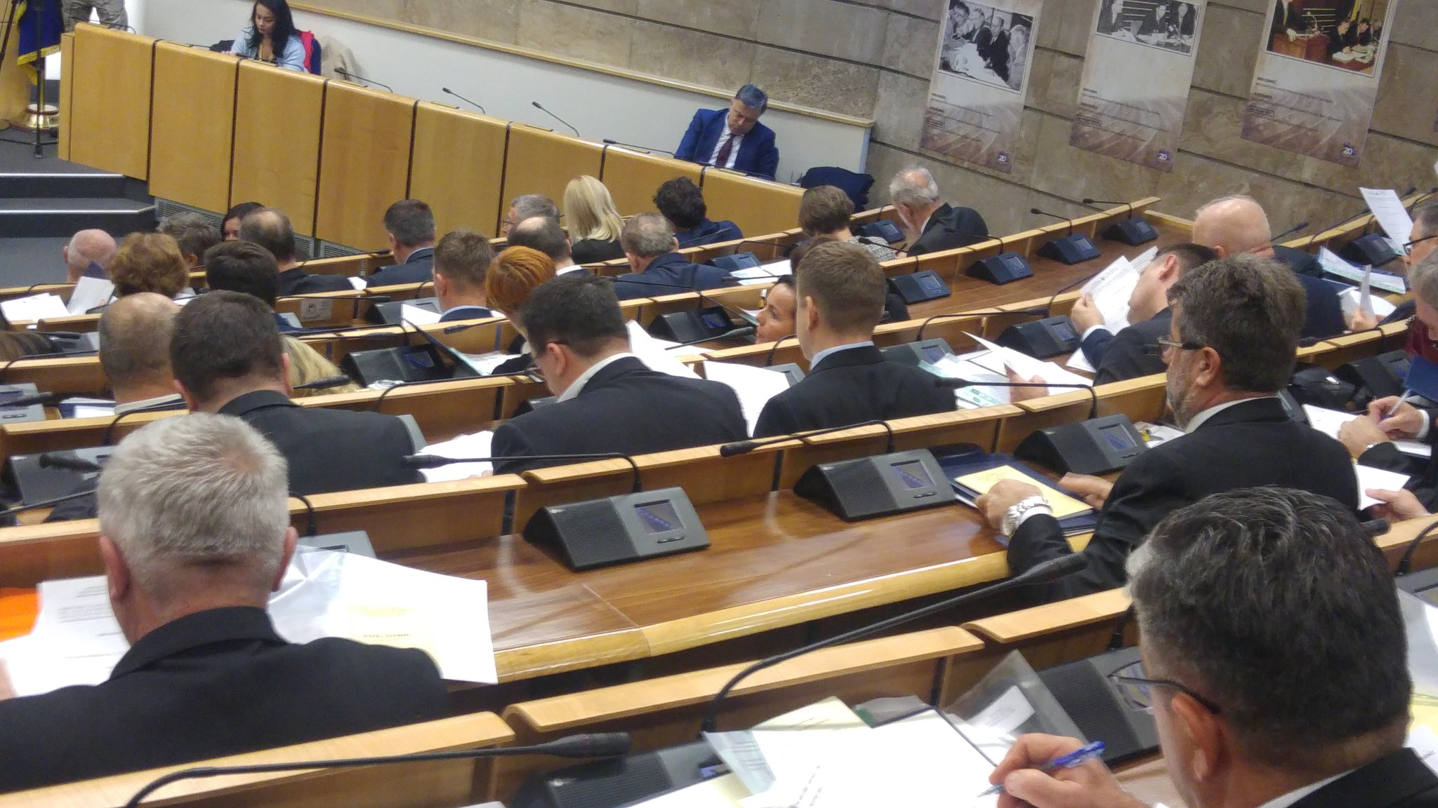 DtAShI4XgAAaQUG.jpg large