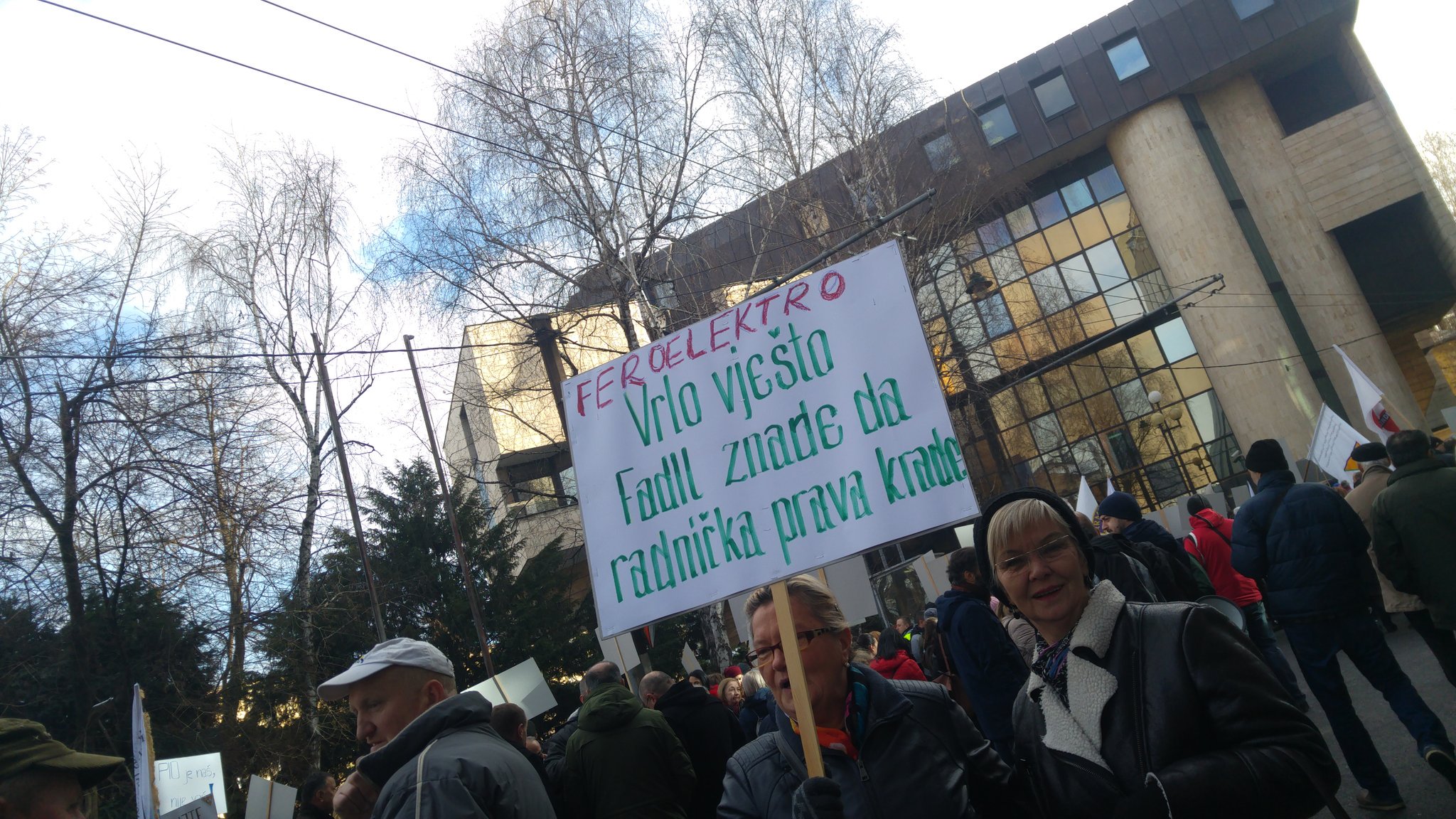 DUS-f48X0AAsfhR.jpg large