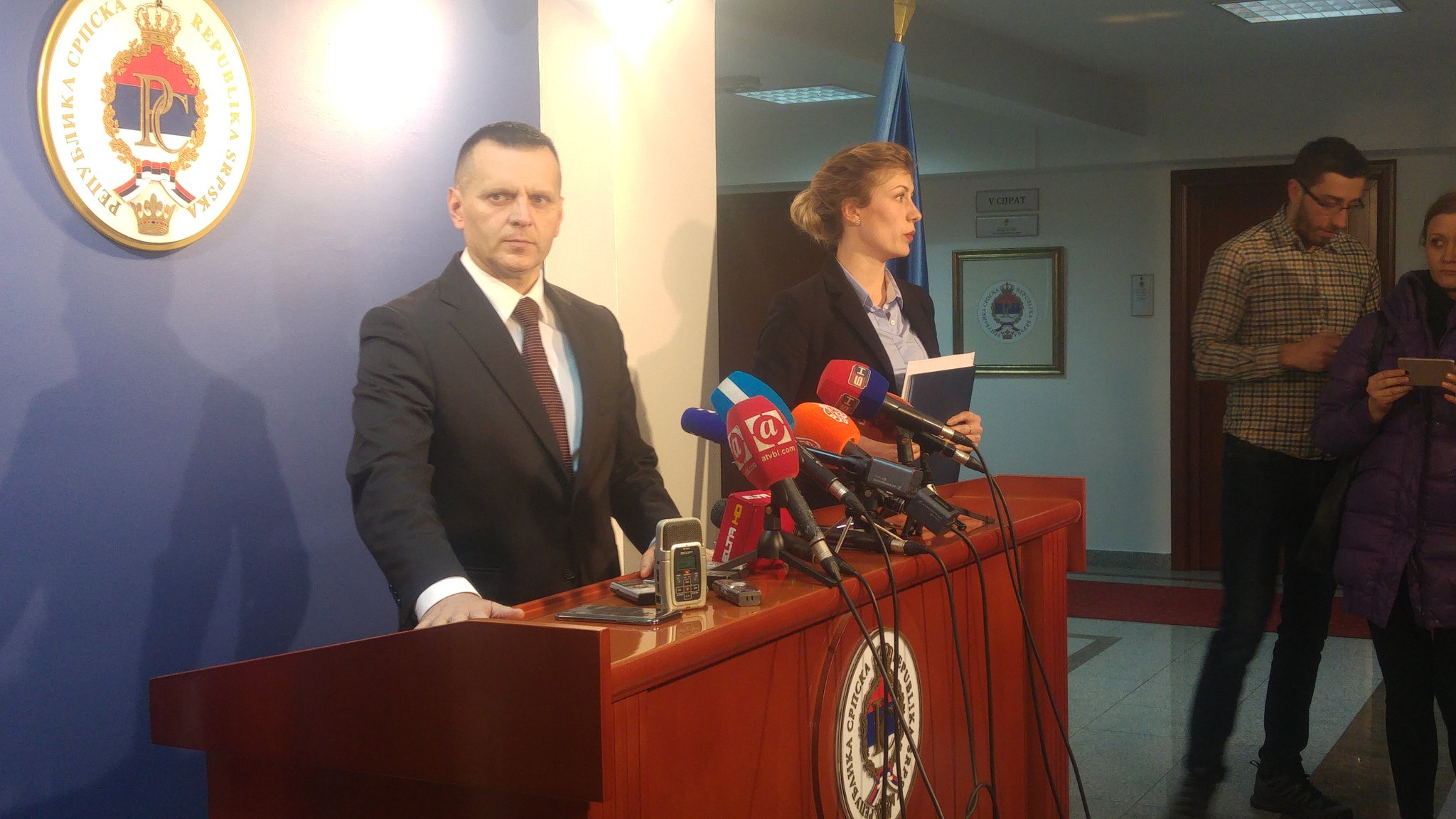 DV_sl4tXkAI8x9l.jpg large