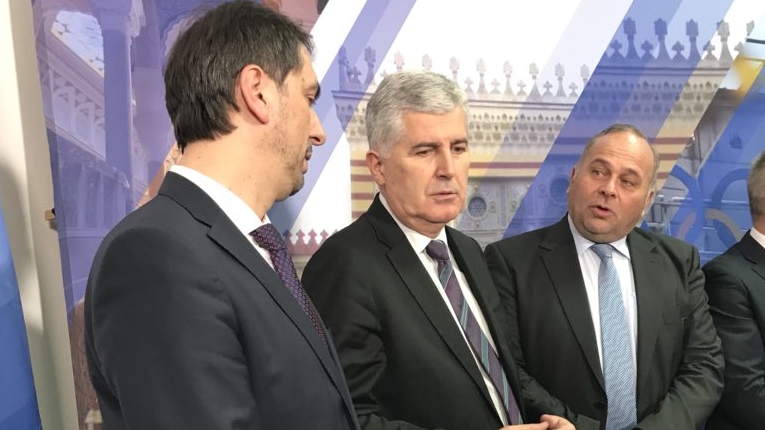 DWfRhwzW0AAcJT1.jpg large