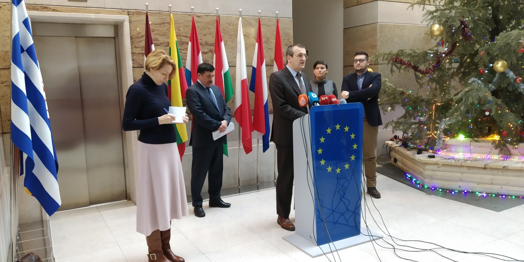 DwoCBKlWoAA713M.jpg large