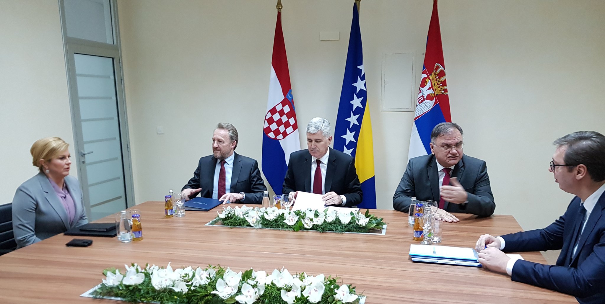 DXmf4quX4AAFbFP.jpg large