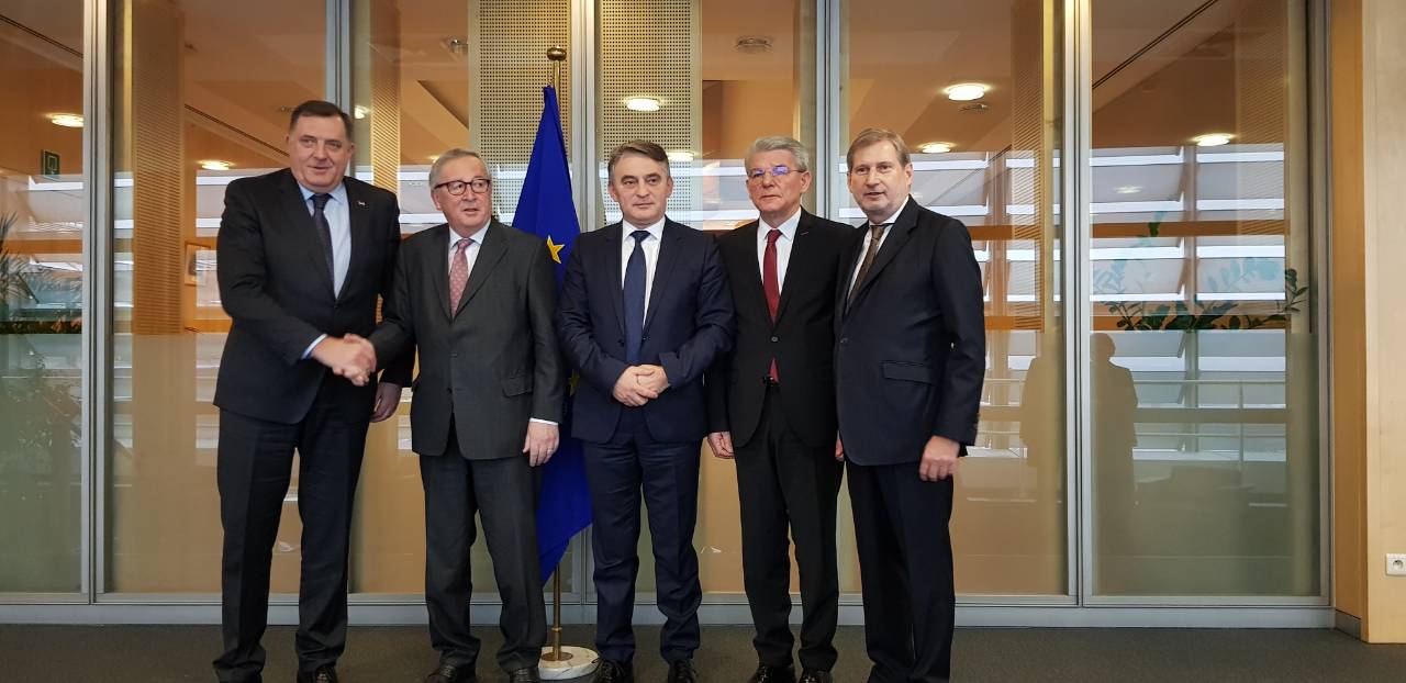 DyJkcKsWwAApldp.jpg large