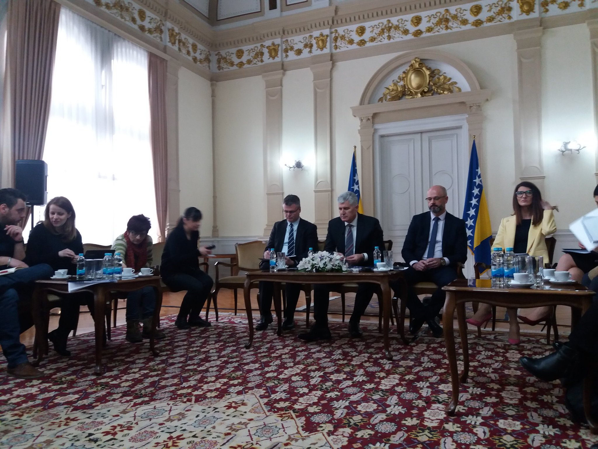 DYpY5RhWsAAIe-B.jpg large