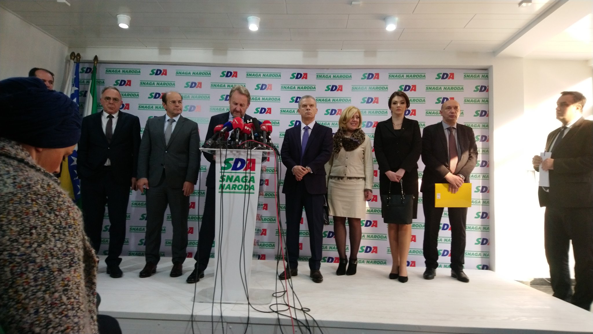 Dz2v89DXgAEDoC_.jpg large