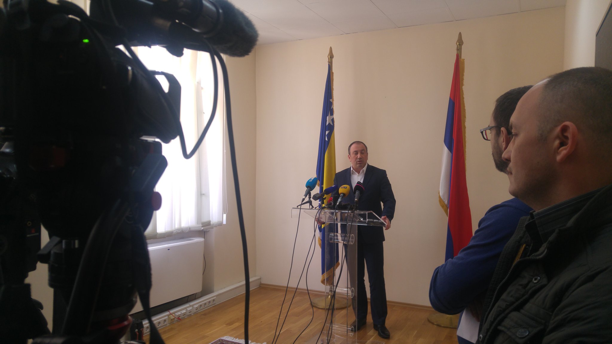 DZiXaQmXUAErn37.jpg large