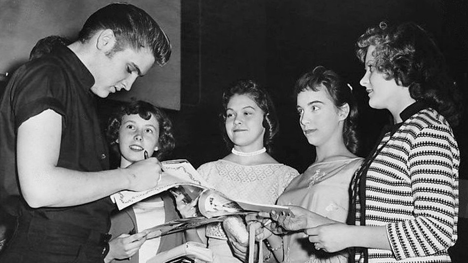 Elvis_signs_autographs_in_Minneapolis_1956 1