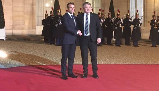 emmanuel-macron-docekao-zeljka-komsica-u-parizu-viber-image-2019-11-12-11-20-43_5dca87b45aeeb