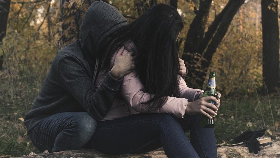 female-alcoholism-2847443_1920