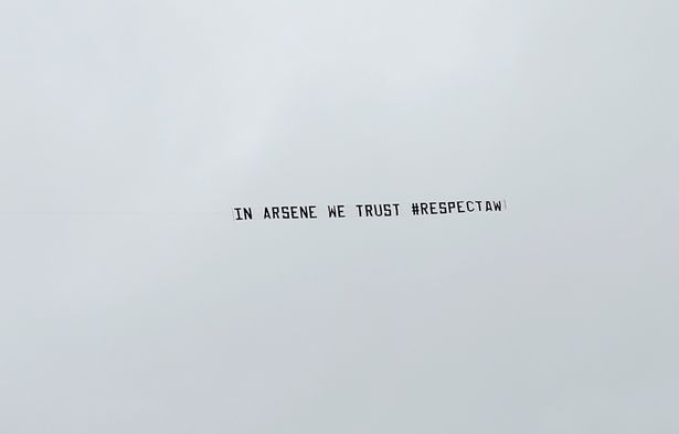 general-view-of-a-plane-with-a-message-in-support-of-arsenal-manager-arsene-wenger-105405.jpeg
