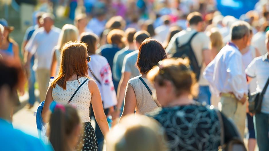 Gradjani setnja ljudi ulica beograd foto shutterstock (1)